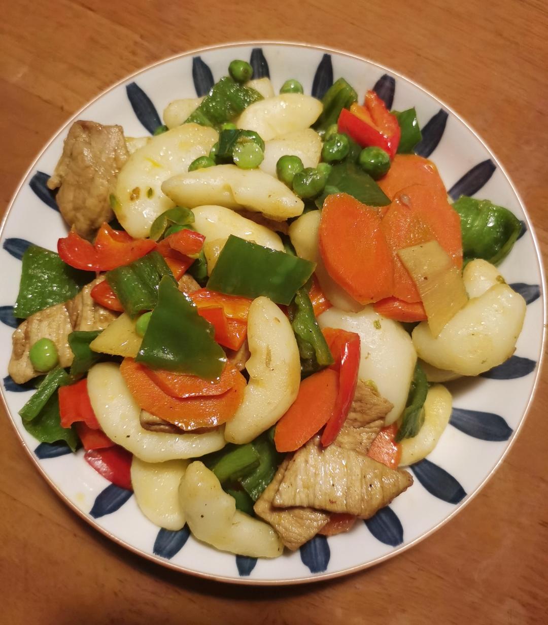 清炒嫩菱角，味道甘甜，小孩子好喜欢吃