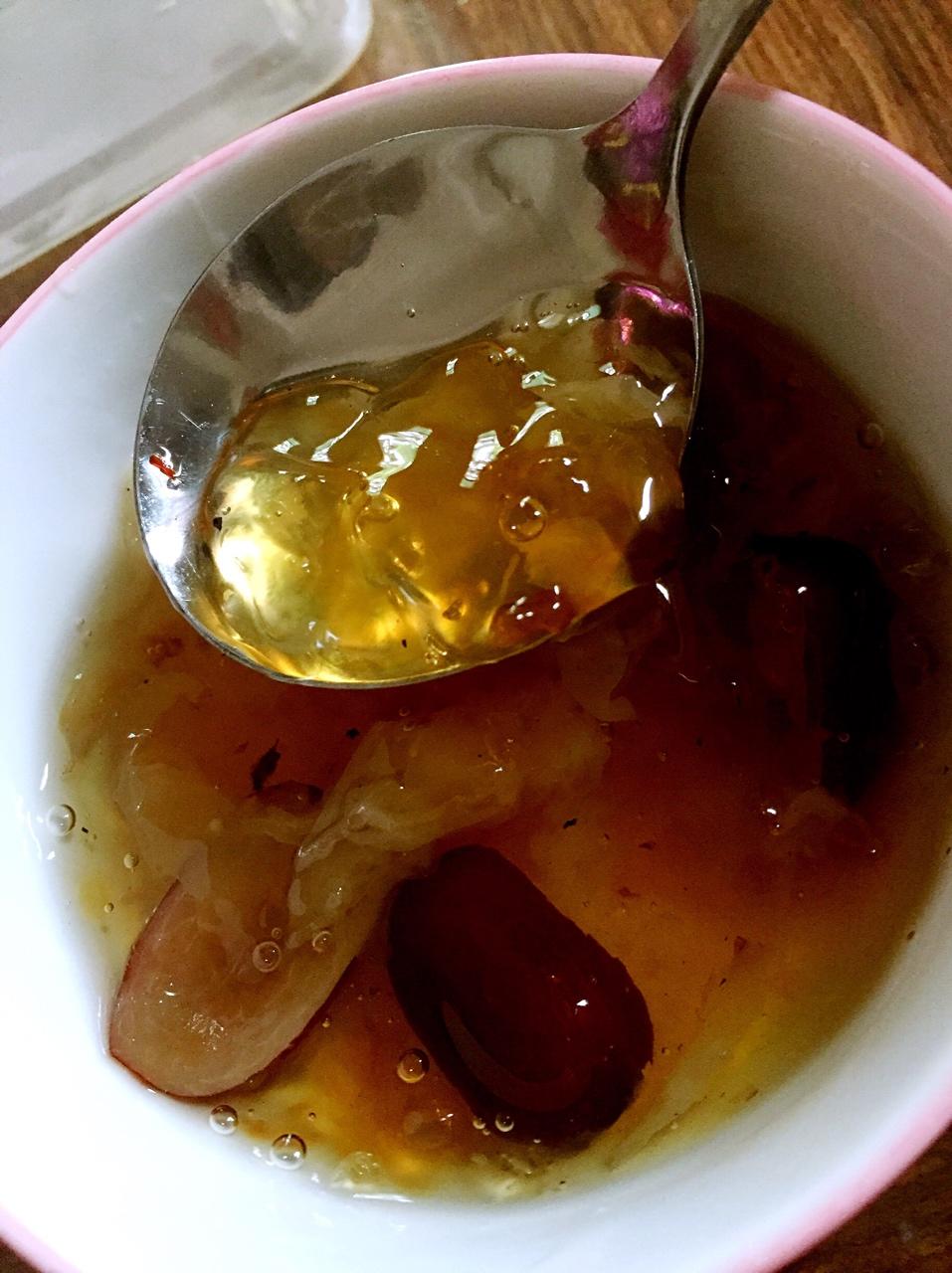 桃胶银耳红枣羹