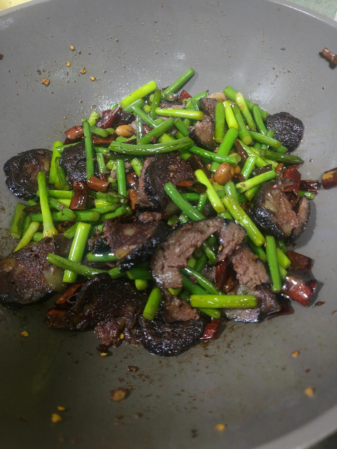 蒜薹炒猪血丸子