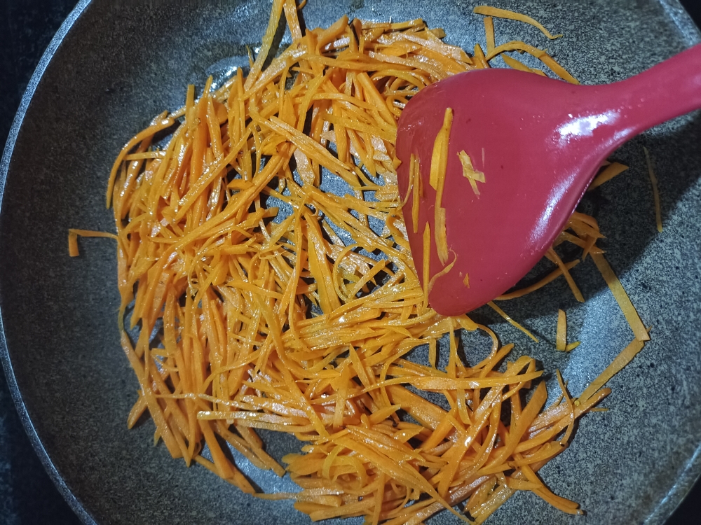 芹菜炒红萝卜的做法 步骤5