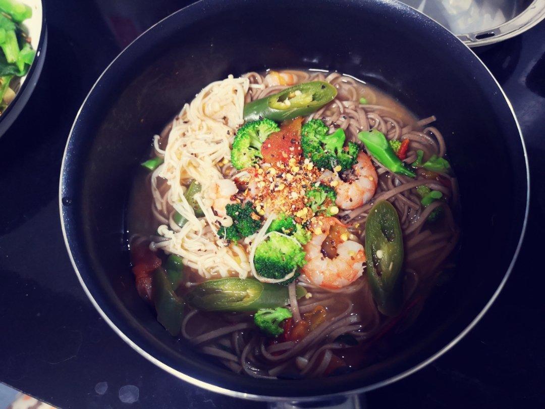 箬月飞雪做的减脂餐酸汤虾仁荞麦面