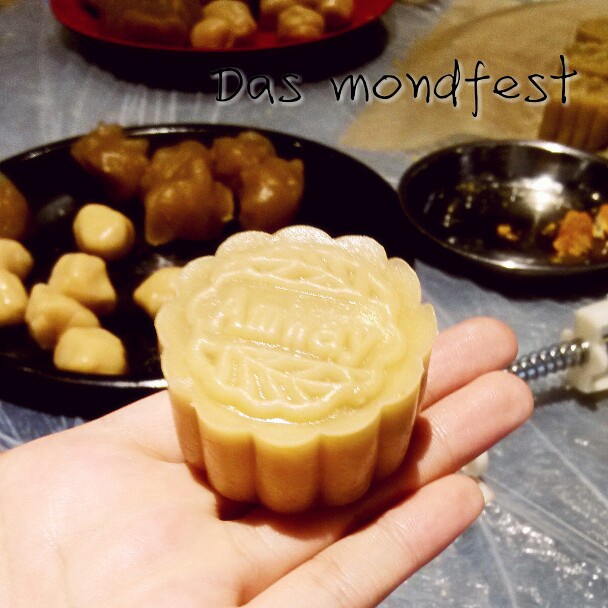 广式蛋黄莲蓉月饼