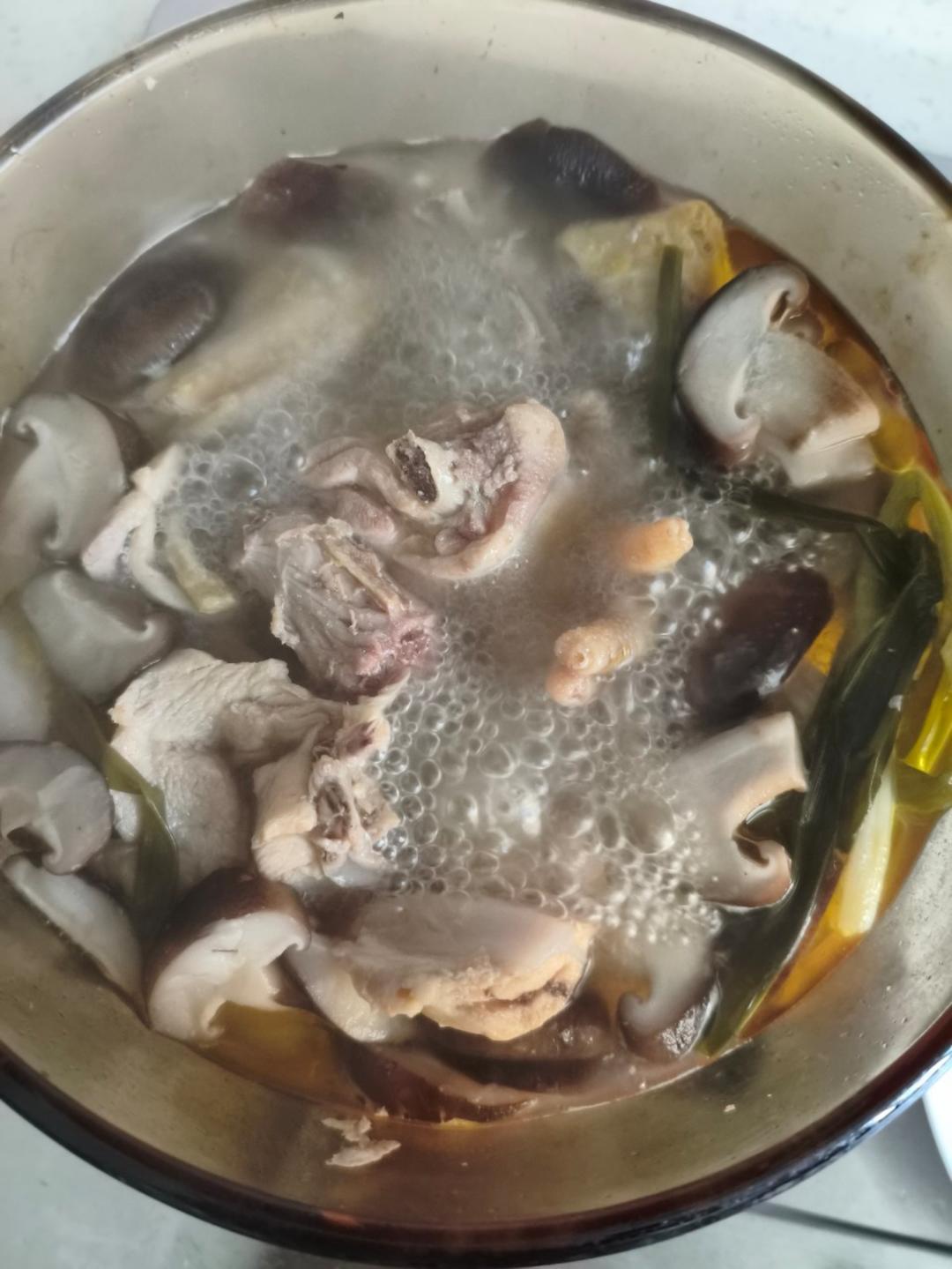奶奶教的鲜香肥美香菇炖鸡汤