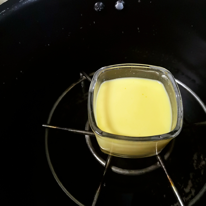 宝宝辅食——奶香蛋黄羹6m+的做法