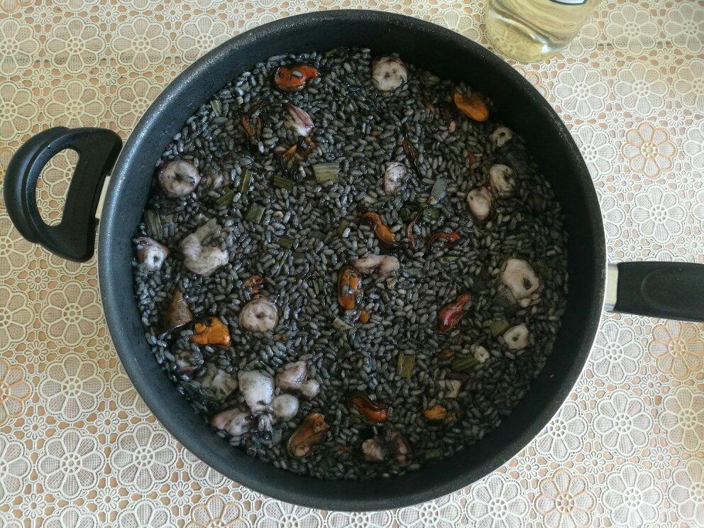 家常西班牙墨鱼汁饭