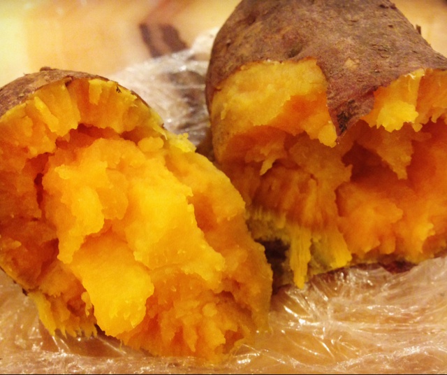 保鲜膜大法版微波炉烤红薯