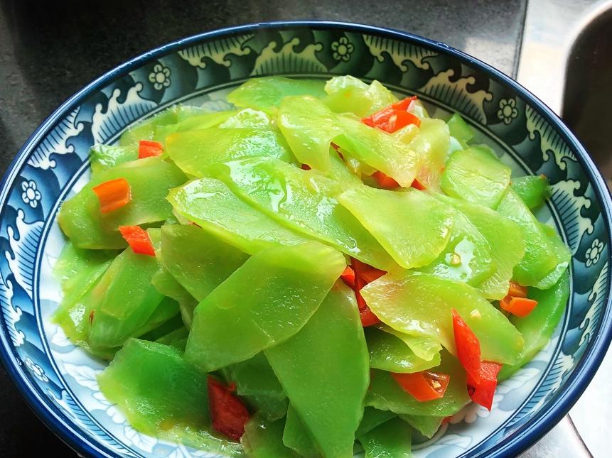 家常菜 清炒莴笋 温度仪的娘做的清炒莴笋 赞 莴笋,蒜,干椒,朝天椒,盐