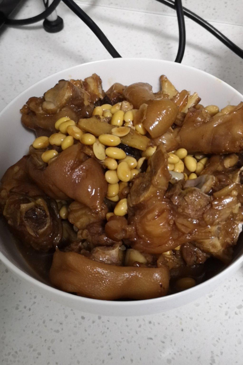 美味的黄豆炖猪蹄