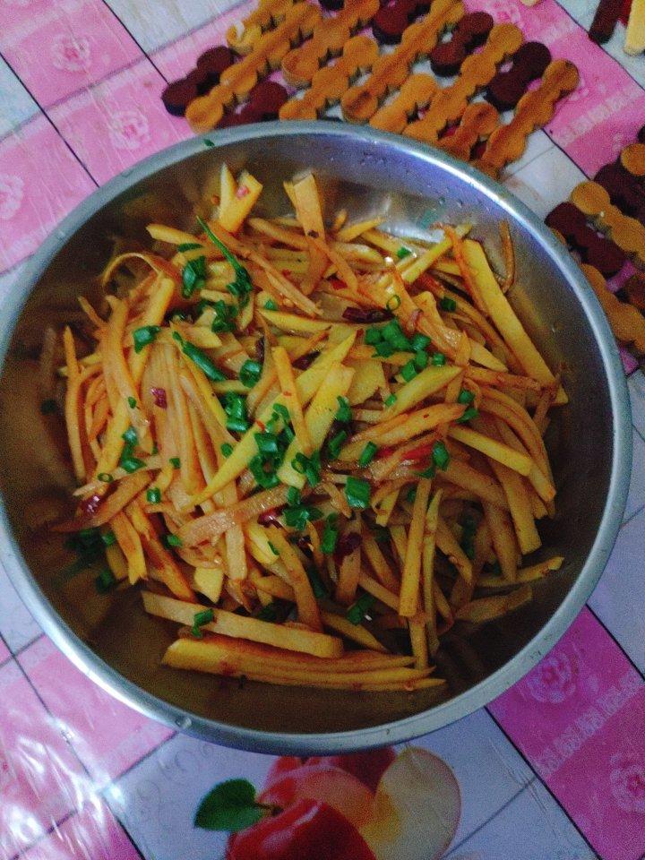 酸辣土豆丝的正宗做法，学会这三个技巧，土豆丝脆爽又下饭