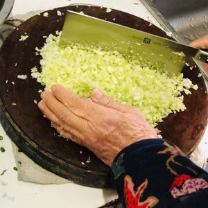 外婆家饺子馅儿-一番美味しい(猪肉白菜)的做法 步骤2