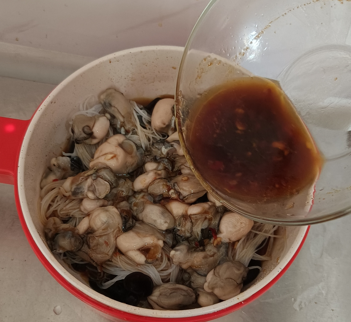 快手版海蛎粉丝煲的做法 步骤6