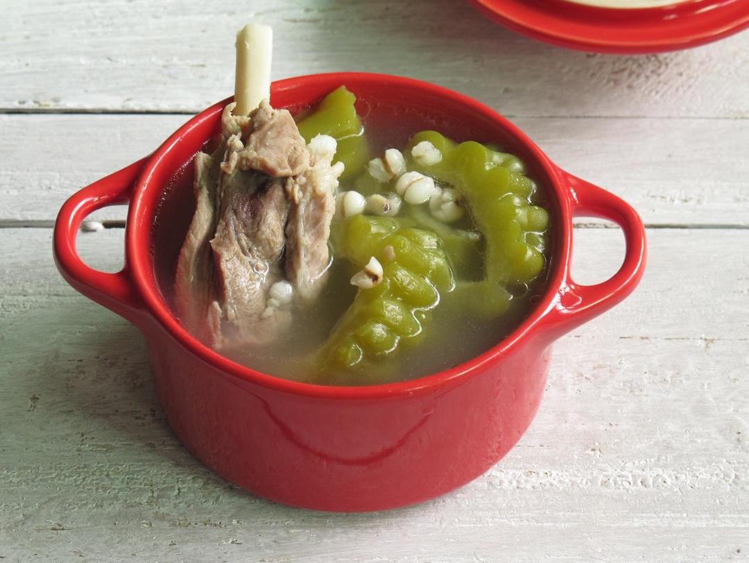 凉瓜薏米猪骨汤的做法