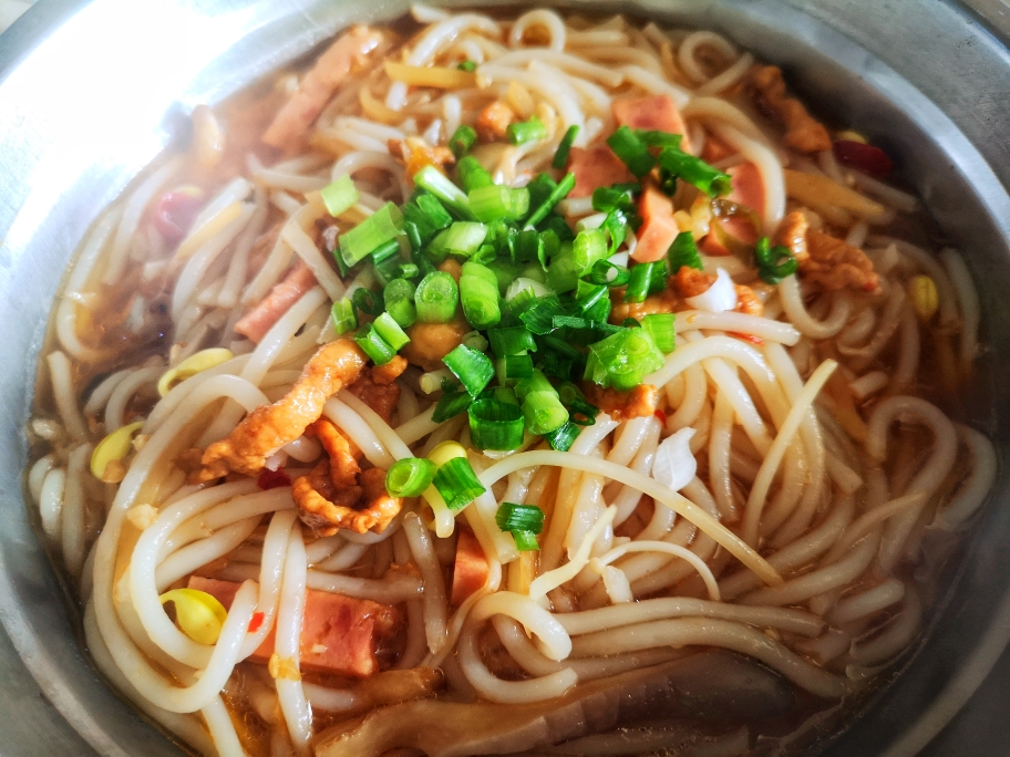 小锅（不会做饭也能煮出好吃的）泡椒肉丝米线