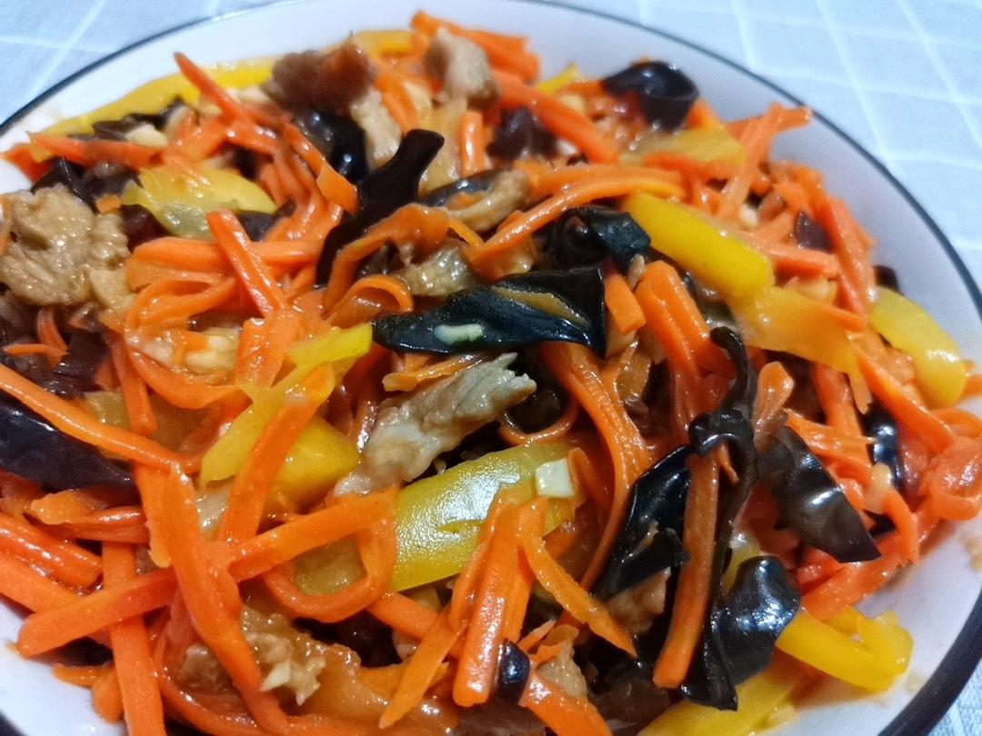 胡萝卜木耳黄椒炒肉丝(改良版鱼香肉丝)