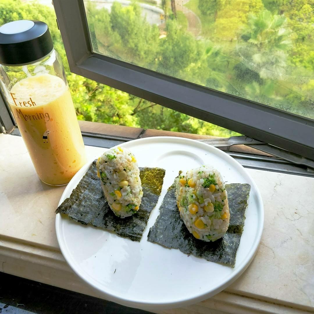 七彩蔬菜鲔鱼饭团＋木瓜杏仁酸奶