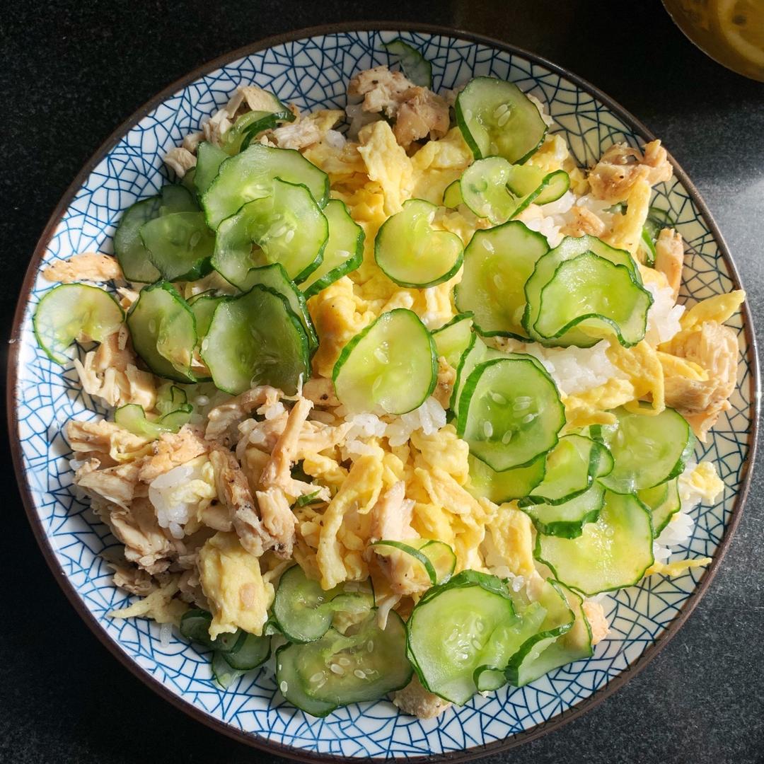 【昨日的美食】三文鱼鸡蛋青瓜散寿司（夏日轻食）