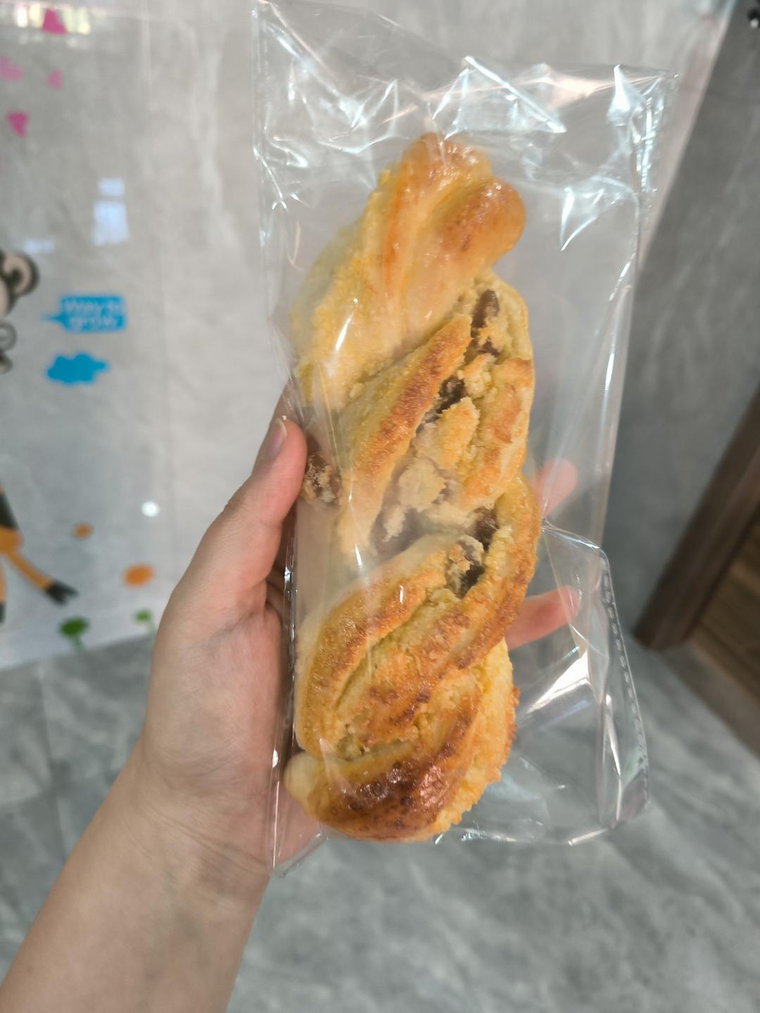 这面包也太香了，新手也能轻松做出来的椰蓉提子卷！