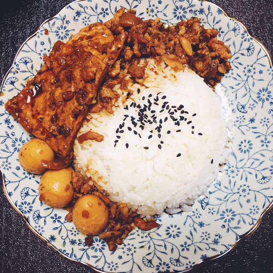 洋葱酥卤肉饭
