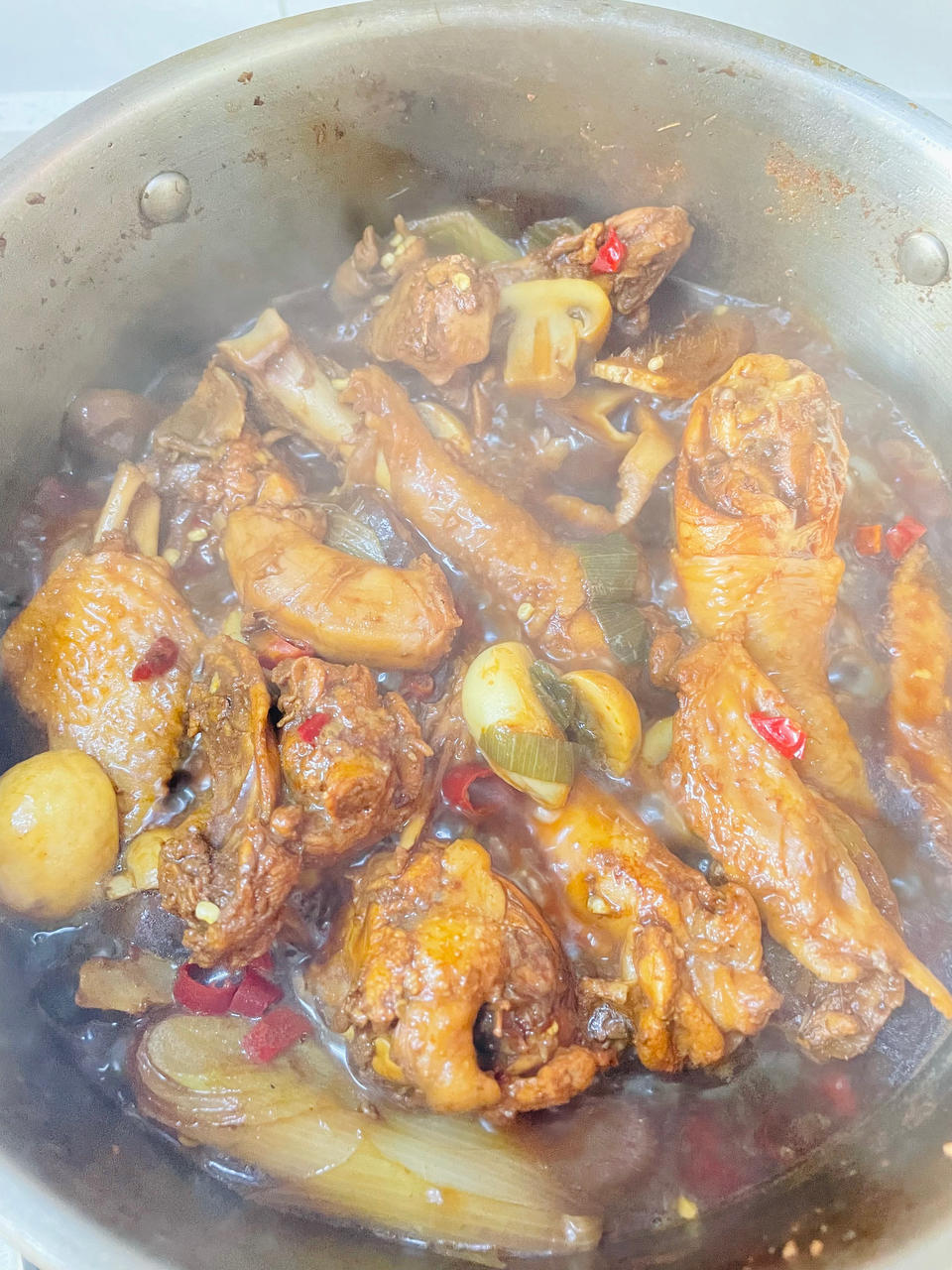 十几年不吃鸡肉的人吃了一盘子的小鸡炖香菇