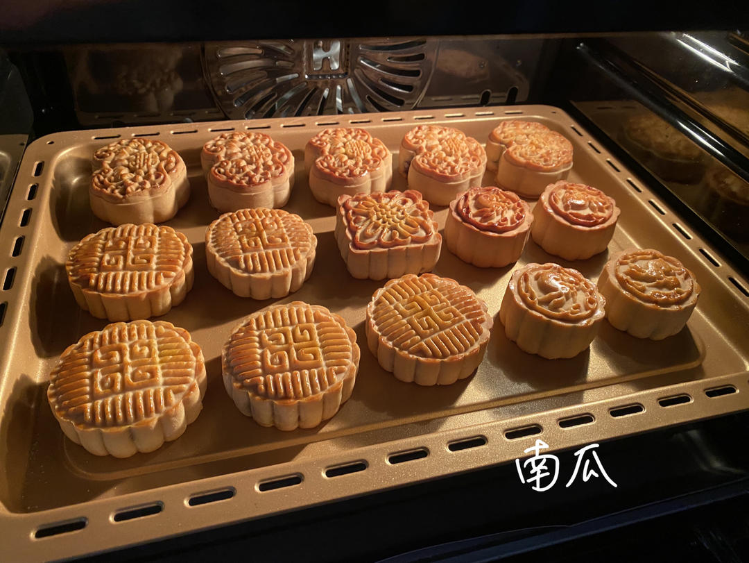 广式莲蓉月饼（75克、50克、各种规格都有）