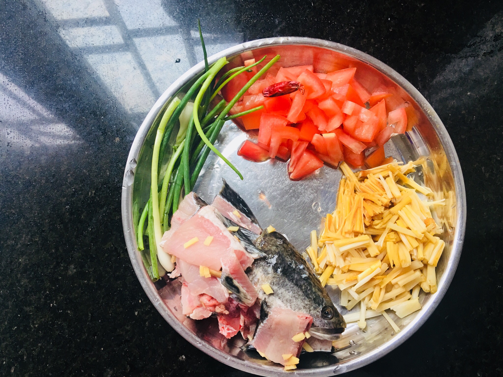 减脂餐 西红柿金针菇黑鱼汤的做法 步骤1