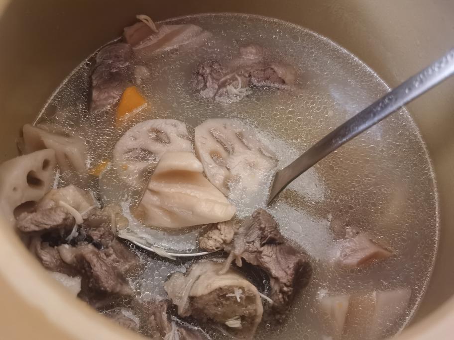 筒骨莲藕汤的做法