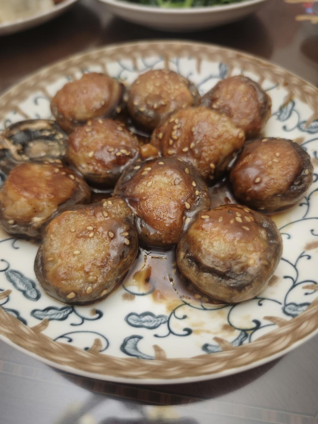 一口爆汁的虾滑酿口蘑