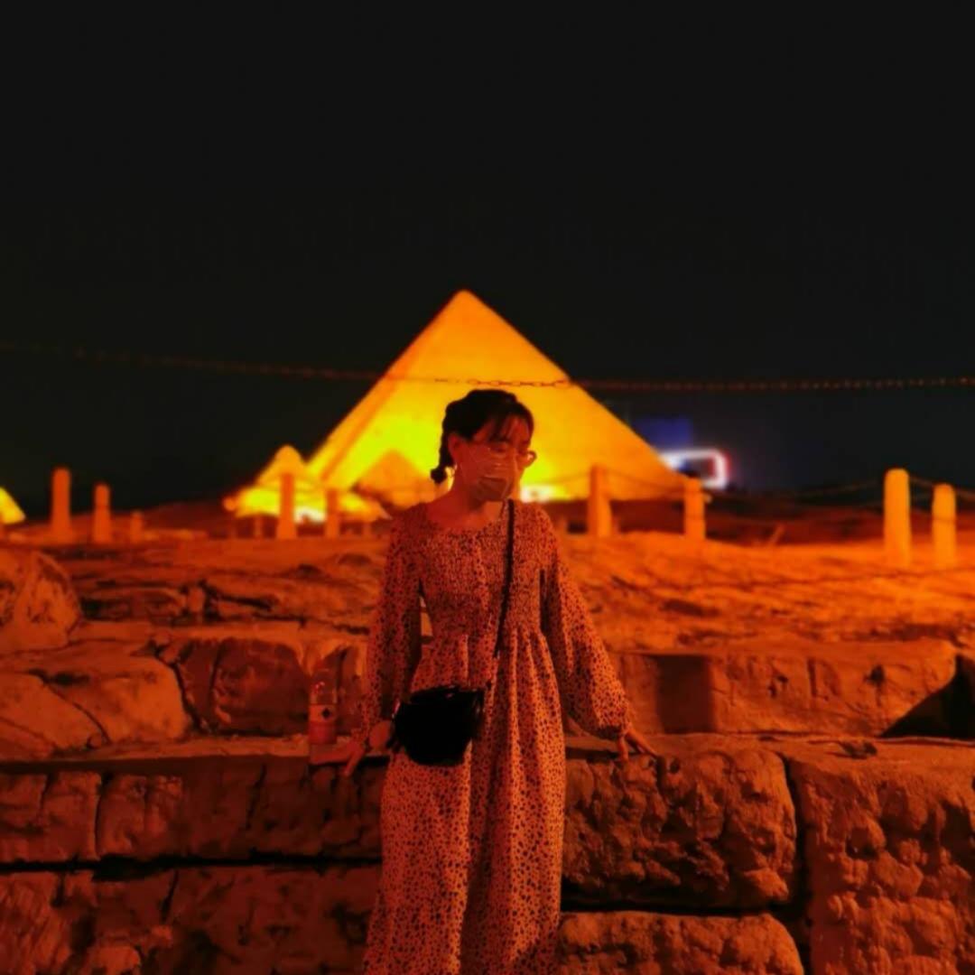 爱美食的豹纹女士