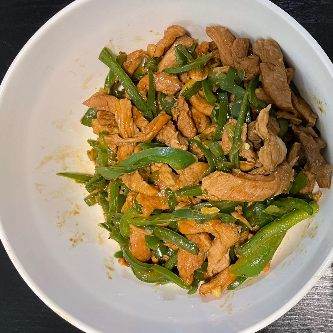 经典的家常菜，青椒炒肉丝，简单的食材也能做出如此美味