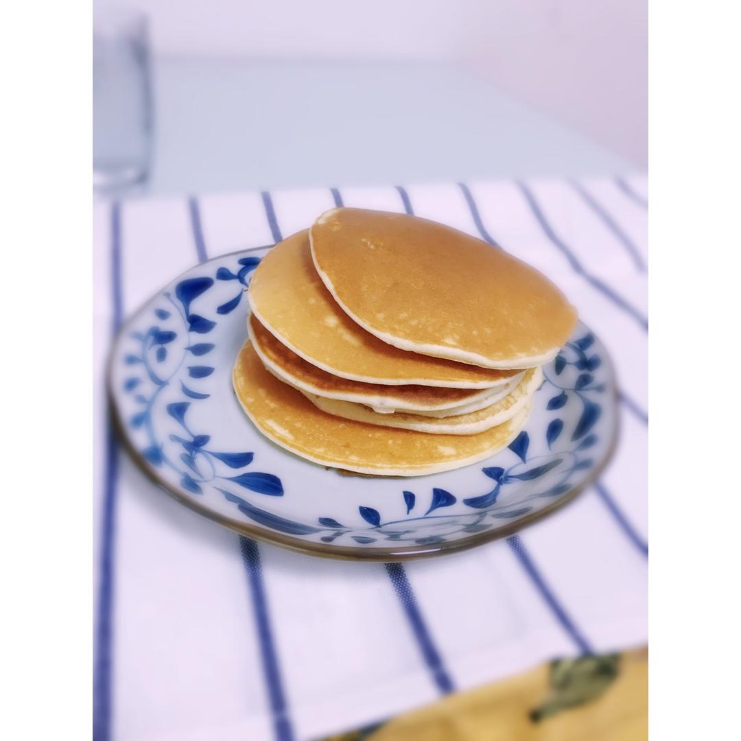 【酸奶松饼yogurt pancake】，搭上黑莓果酱和枫糖的美味。