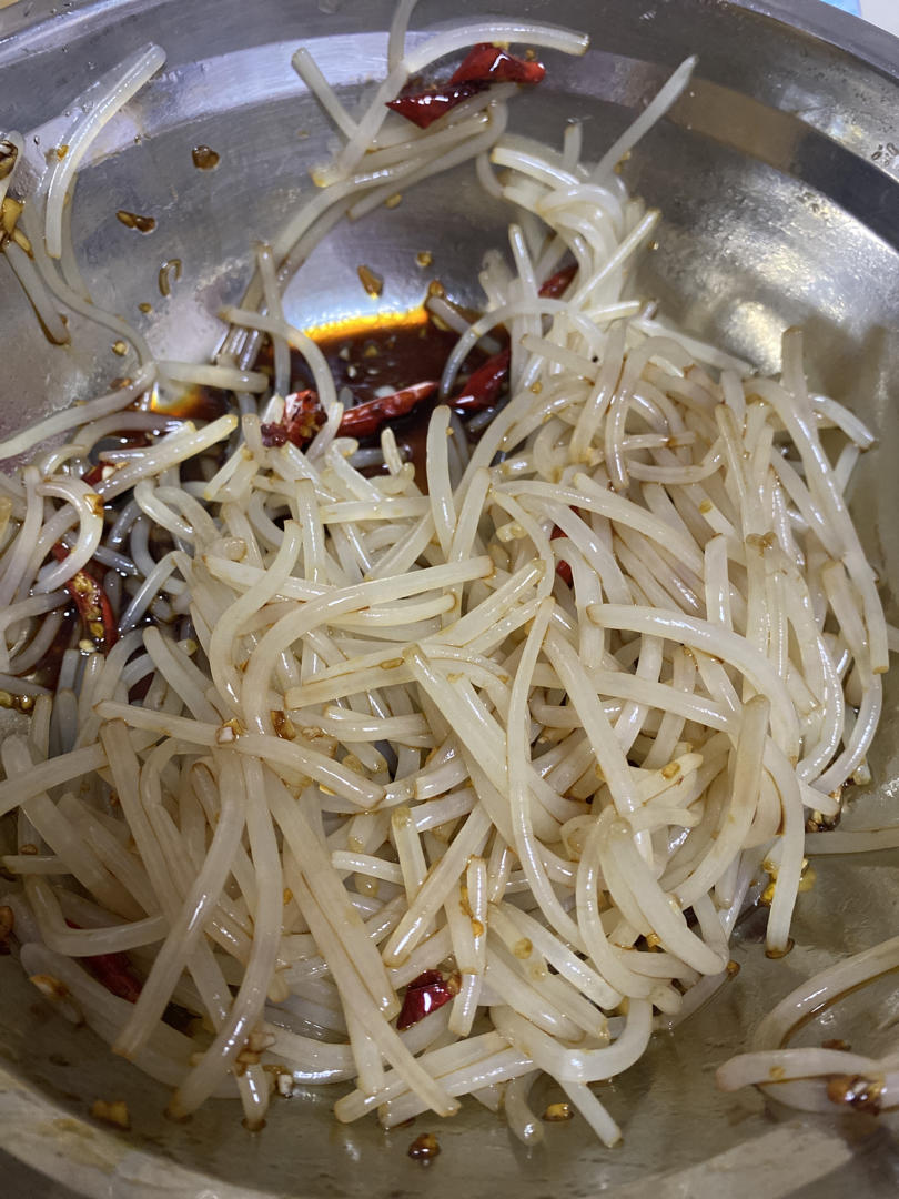 厨师长教你：“凉拌豆芽”的费时做法，口感爽脆味道很赞，收藏