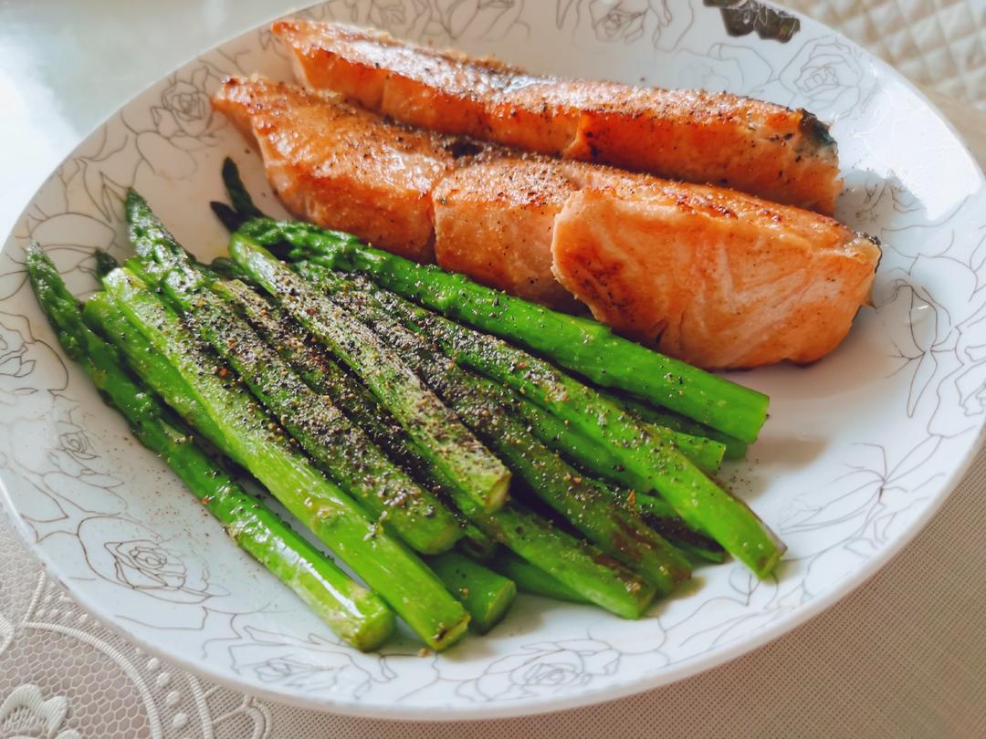 黑胡椒煎芦笋（新手水焯版）——牛排搭档