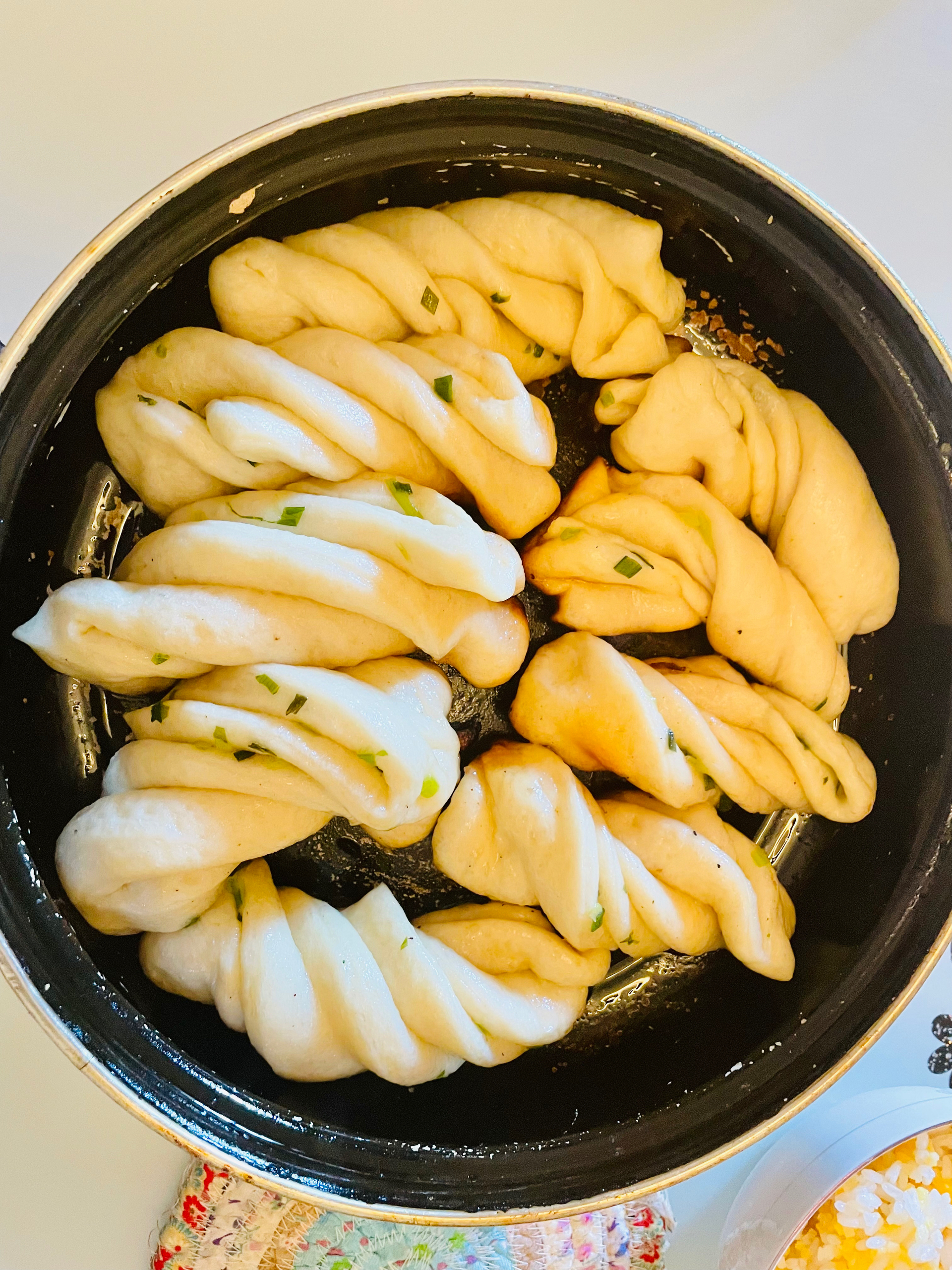 生煎葱油卷子（我觉的就是生煎包和葱油花卷的完美融合！）