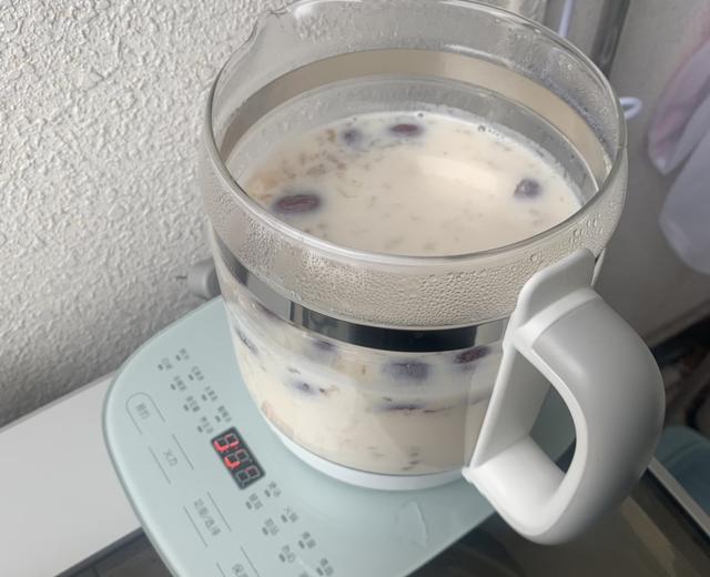 桃胶皂角米雪耳红枣枸杞牛奶的做法