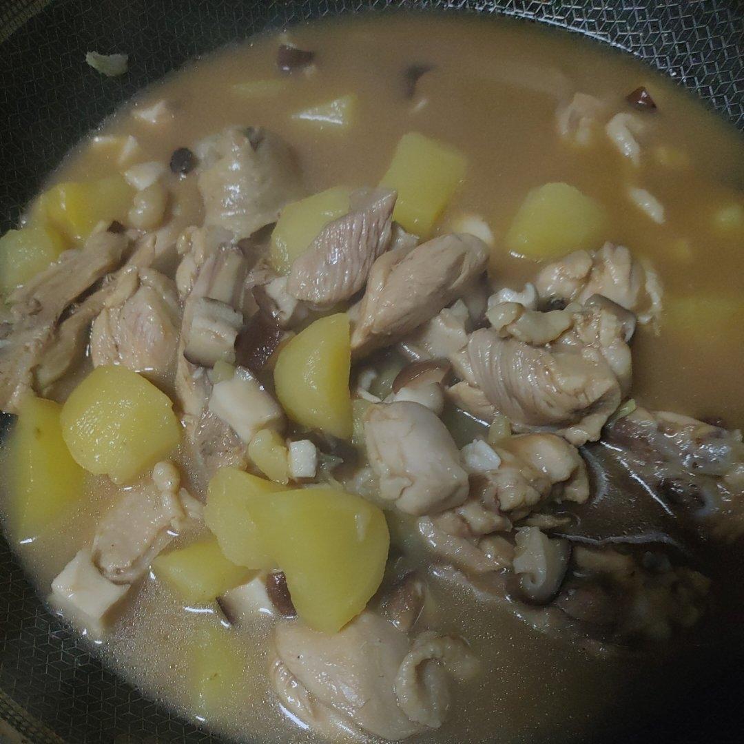 超级下饭土豆香菇炖鸡腿
