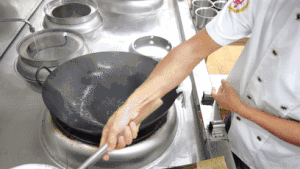 厨师长教你：“干煸肥肠”的家常做法，香辣酥脆，先收藏了的做法 步骤15