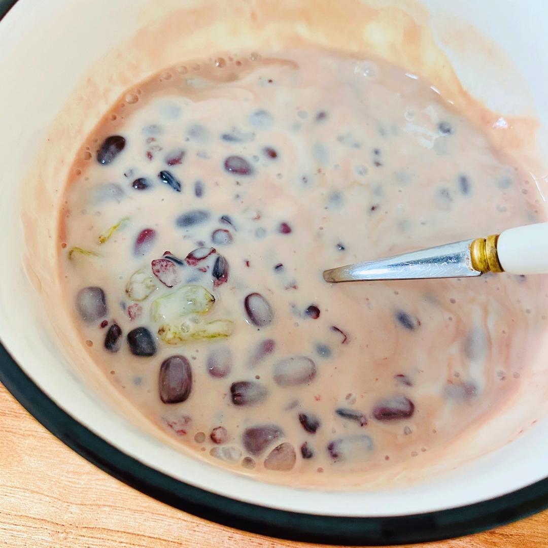 红枣红豆薏仁牛奶粥