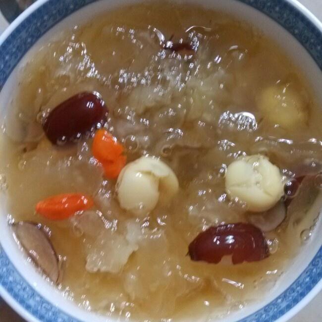 红枣银耳莲子汤的做法