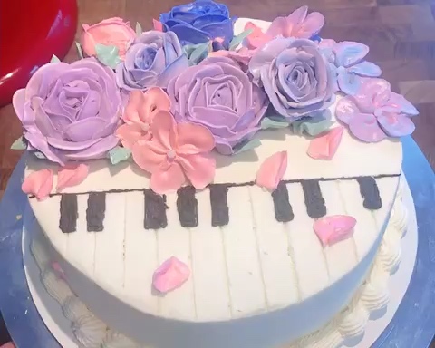 花瓣飘零的钢琴蛋糕