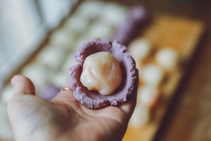《麻薯香芋蛋黄酥》最简单的包酥法的做法 步骤15