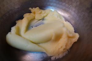 高颜值奶油酥皮泡芙（酥皮整形视频）的做法 步骤1