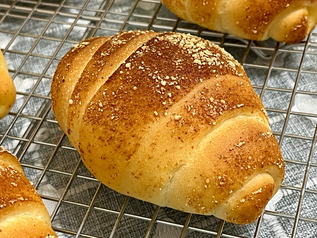 咸香黑芝麻盐面包