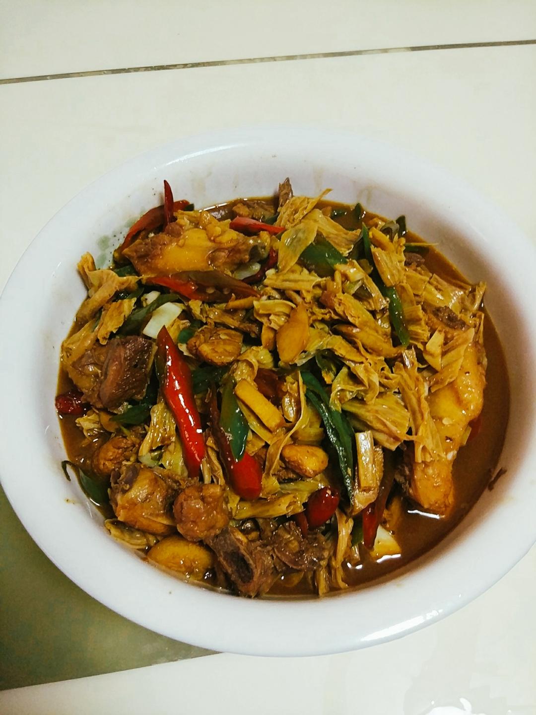 适量个姜适量片大蒜适量瓣盐适量克腐竹炒鸡的做法茶油热锅鸡肉放入