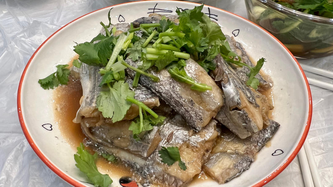 〈炖刀鱼〉，泡点小葱就太好吃了。欣小厨 😉