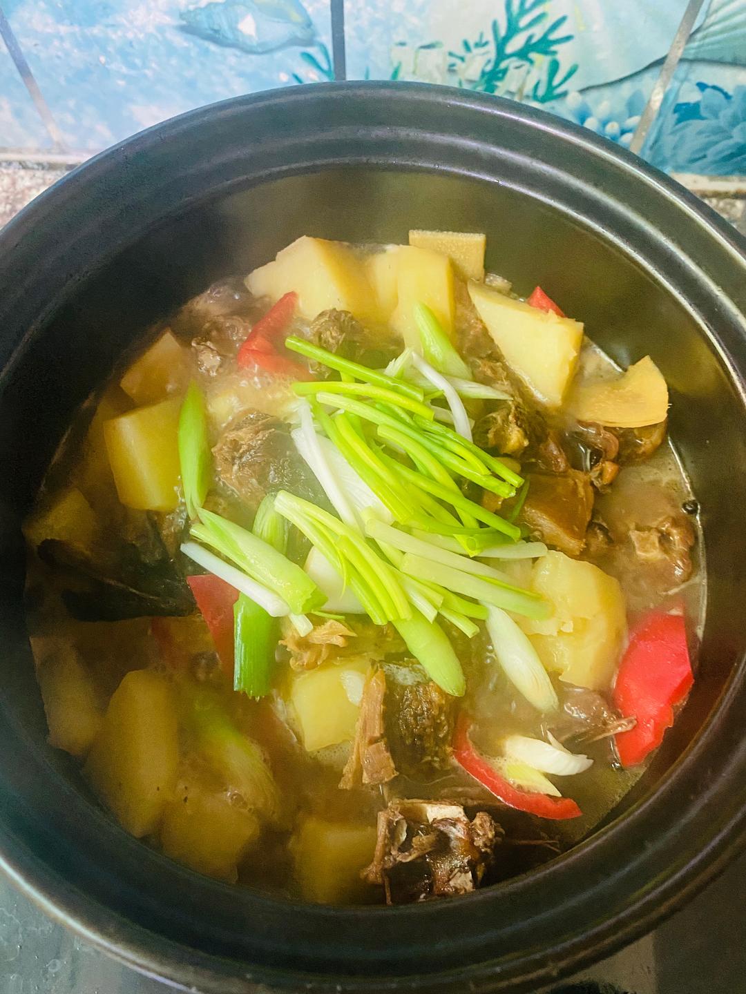 土豆炖腊鸡