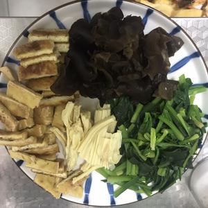 菠菜香菇木耳腐竹豆腐杂汤的做法 步骤9