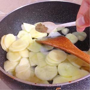 家常小炒之老黄瓜炒土豆片的做法 步骤4