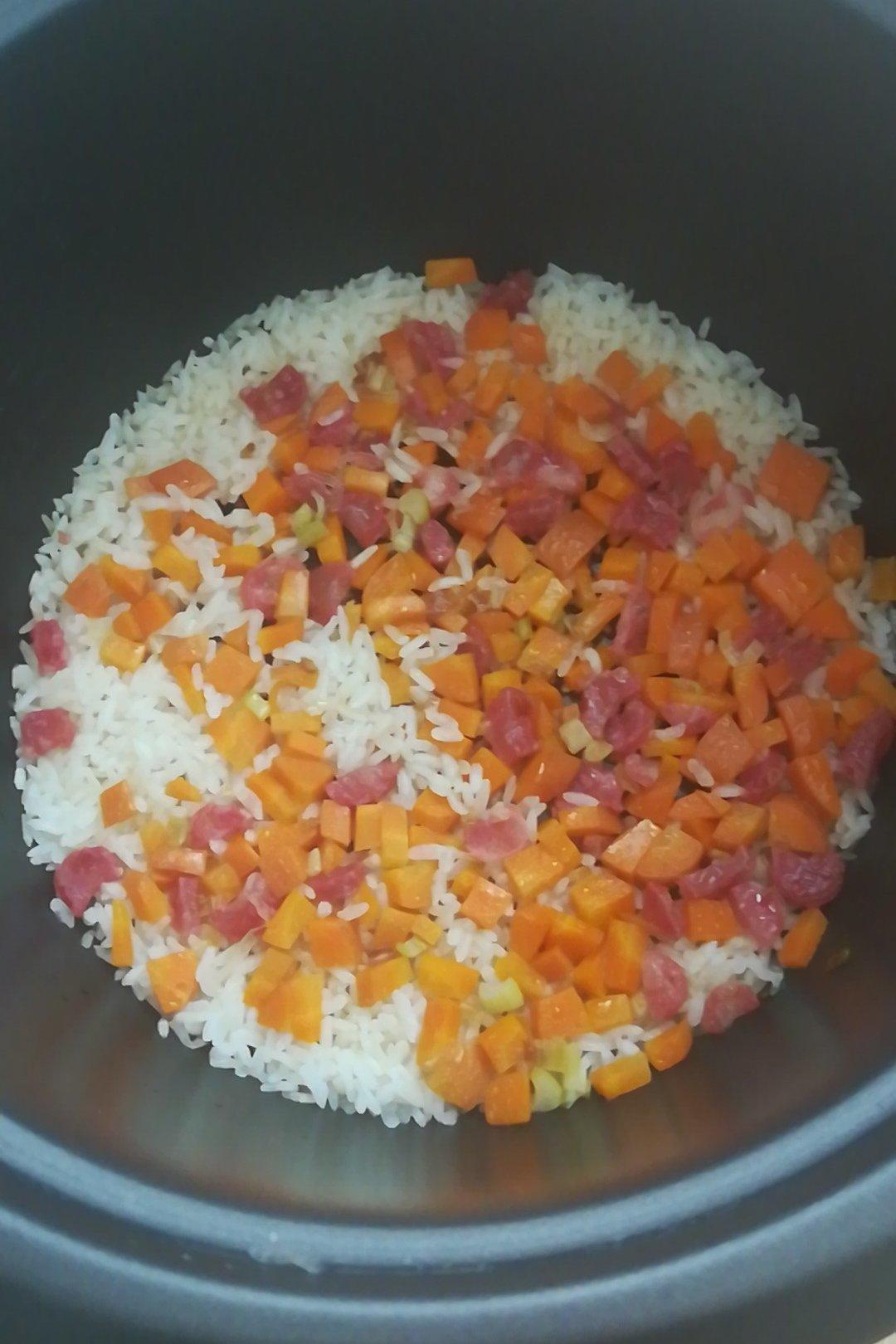 腊肠土豆胡萝卜闷饭。很好吃哟