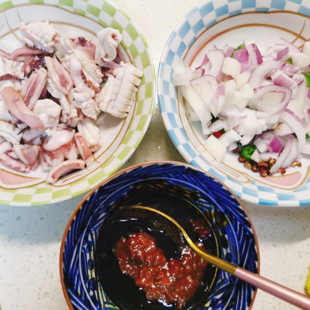 厨师长教你：“爆炒鱿鱼”的家常做法，口感爽脆，香辣过瘾