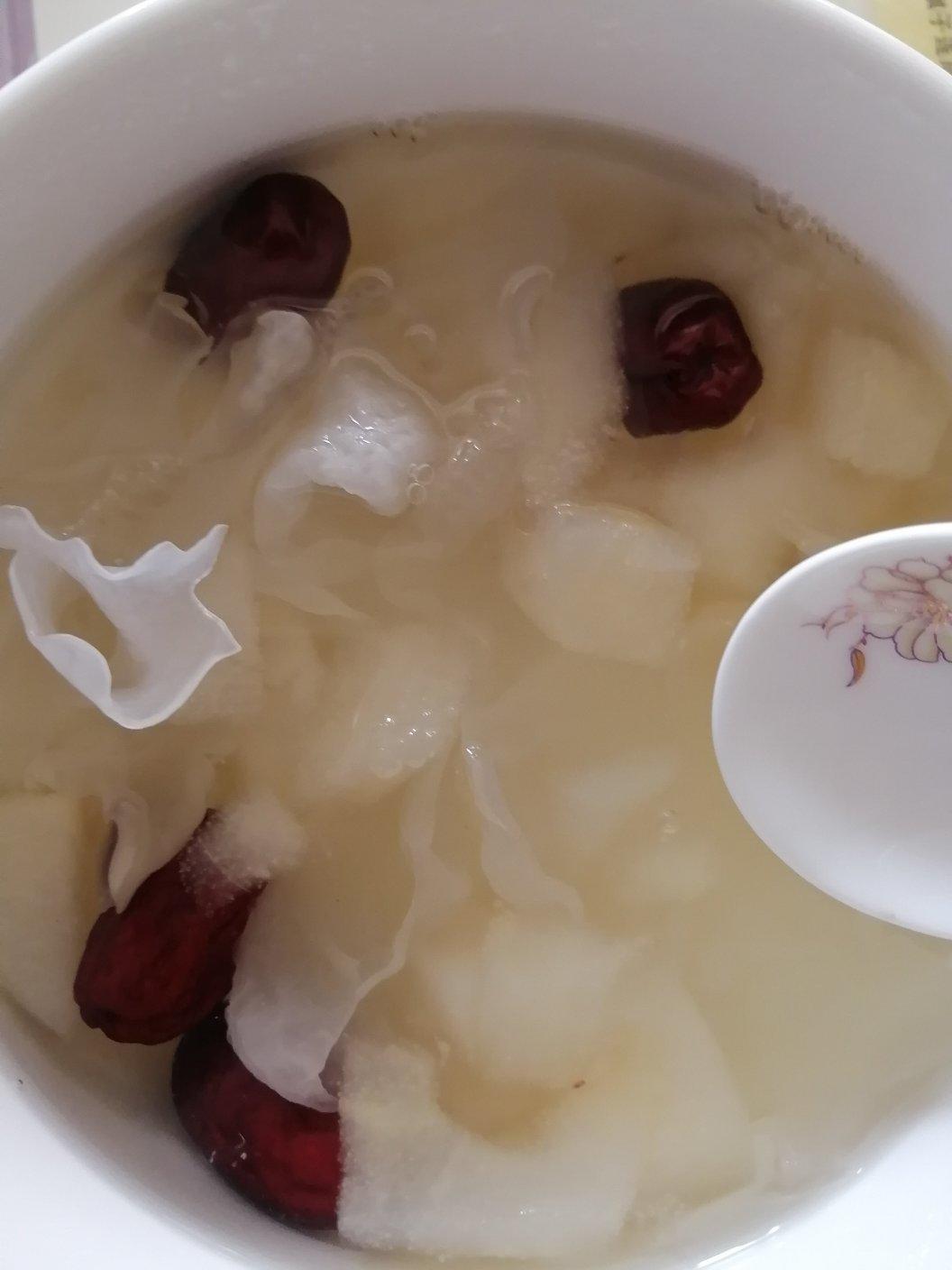 银耳冰糖炖雪梨
